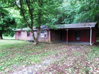 106 Pendergrass Dr, Byrdstown, TN 38549-2304