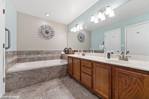 675 Kingsbridge Dr, Carol Stream IL  60188-4319 exterior