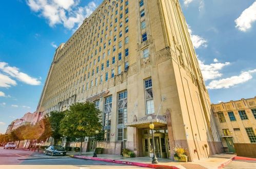 221 Lancaster Ave, Fort Worth TX  11003-6604 exterior