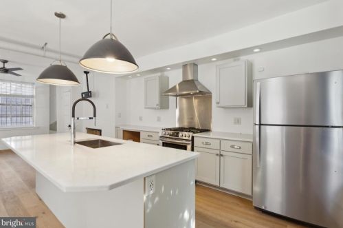 902 American St, Philadelphia PA  19123-2209 exterior