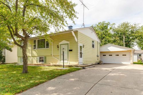 7038 Lowell Dr, Carpentersville, IL 60110-2421