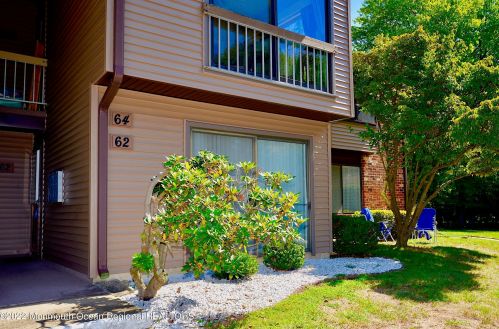 62 Manchester Ct, Tinton Falls NJ  07701-5496 exterior