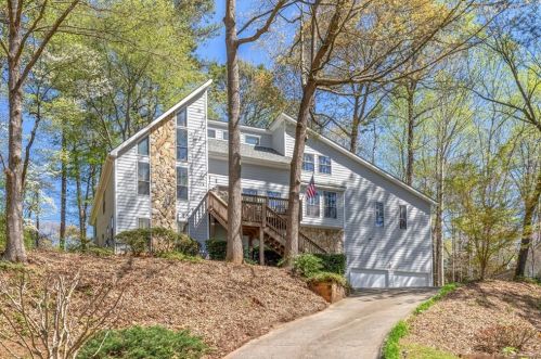 569 Farmbrook Trl, Kennesaw, GA 30144-1629