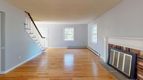 12 Acorn Dr, Niantic, CT 06357-1931
