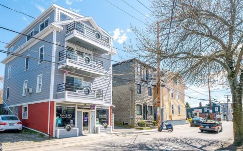492 Thames St, Middletown, RI 02840-6724