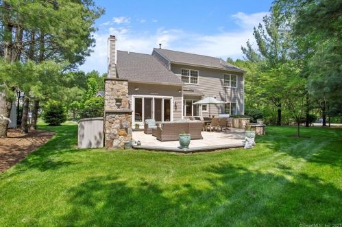 15 Heron Rd, Norwalk, CT 06855-1604