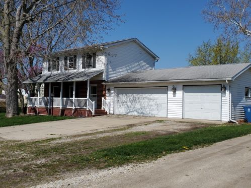 607 Wauponis St, Tonica, IL 61370-9420