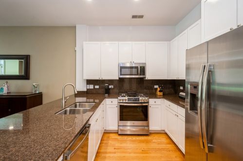 931 Kingsbury St, Chicago, IL 60610-7431
