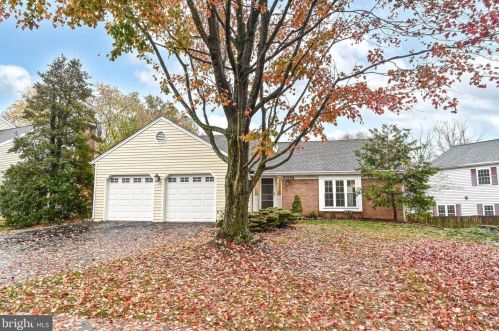 5074 Queens Wood Dr, Springfield VA  22015-1530 exterior