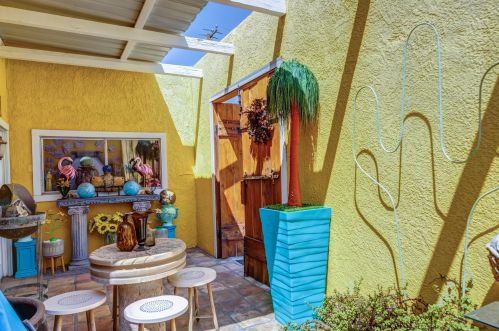 477 Farrell Dr, Palm Springs, CA 92262-6558