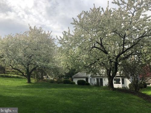 142 Bentley Ln, Lancaster PA  17603-6204 exterior