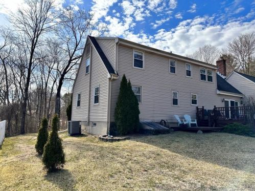 22 Center St, Windsor, CT 06095-1402