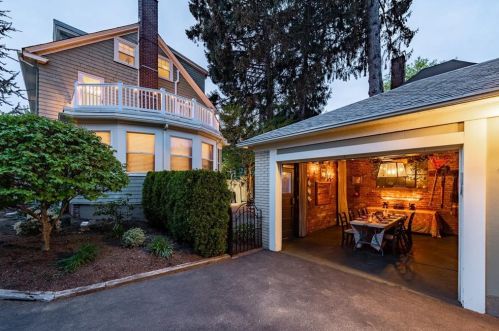 8 Angell Ct, Providence, RI 02906-4118