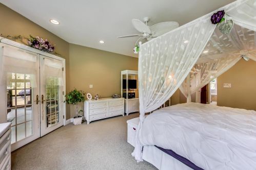 8901 Maple Ave, Willowbrook IL 60527-6469 exterior