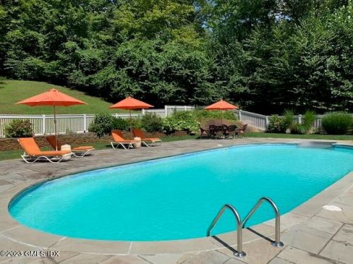37 Porchuck Rd, Greenwich CT  06831-2633 exterior