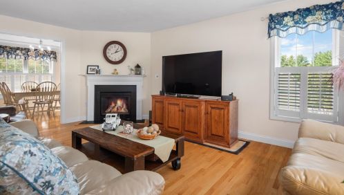 2 Cassily Ln, Dover, NH 03820-2983