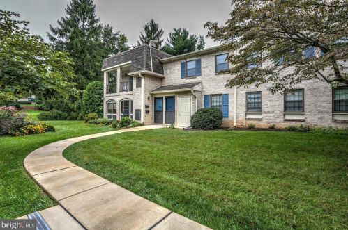 209 Valleybrook Dr, Lancaster PA  17601-4623 exterior