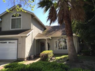 893 Canterbury St, Salinas, CA 93906-4409