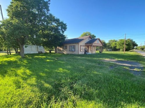 222 9th St, Wallis, TX 77485-9549