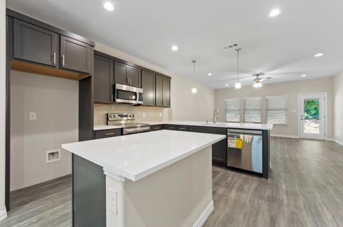 1525 Doyle Ave, Dallas TX  75203-3223 exterior