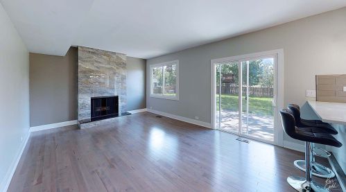 1711 Waverly Ct, Arlington Hts IL  60004-2321 exterior