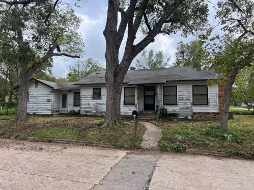 304 Thrall Ave, Rockdale, TX 76567-2333