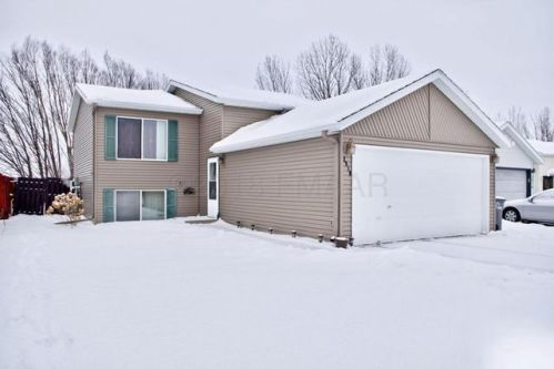 2910 29th Avenue Cir, Moorhead, MN 56560-5426
