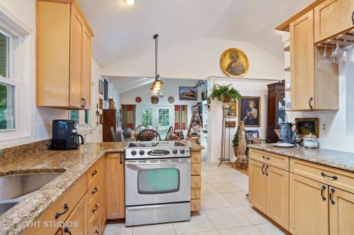 660 Woodland Dr, Bull Valley, IL 60014-5215