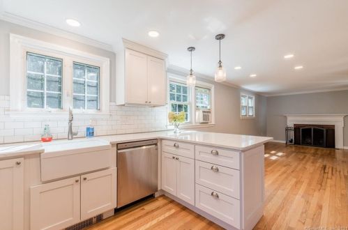 5 Hickory Hill Dr, Chester, CT 06412-1317