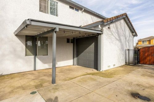 8982 Springhurst Dr, Elk Grove CA  95624-3220 exterior