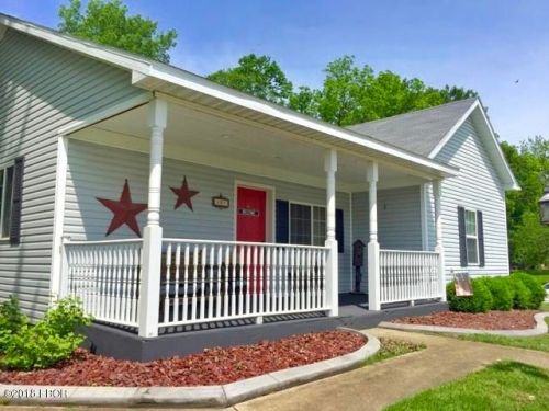 207 Monroe St, Kinmundy, IL 62854-1831