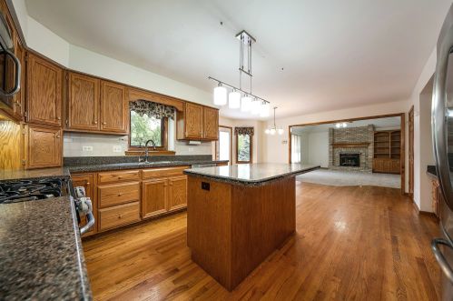 2772 Freeland Cir, Naperville IL  60564-5827 exterior