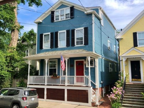 45 Elm St, Middletown, RI 02840-2430