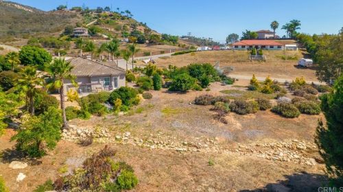 2021 Pleasant Heights Dr, Vista CA  92084-2844 exterior