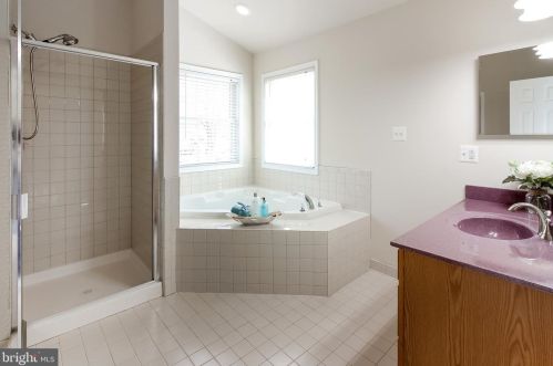 7337 Hooes Rd, Springfield VA  22152-3704 exterior