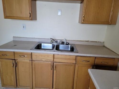 3755 Raymond Ave, Hazelwood, MO 63044-2930