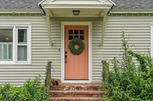 7 Troy St, Nashua, NH 03064-1344