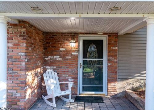 1 Foothill Dr, Kinnelon, NJ 07405-2301