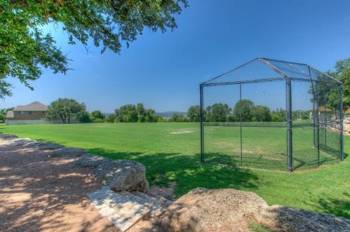 3921 Cyn Gln Cir, Austin TX  78732-2187 exterior