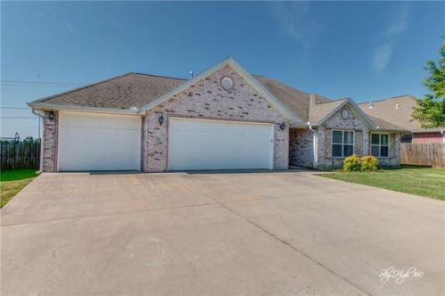 711 Mustang Ct, Centerton, AR 72719-9220