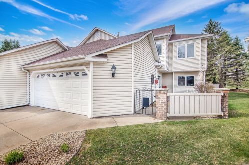 1009 Hill Ct, Saint Paul, MN 55126