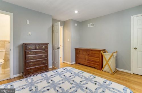 6808 Houndmaster Rd, Springfield VA  22152-2715 exterior