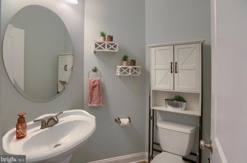 101 Shatto Dr, Carlisle PA  17013-2120 exterior