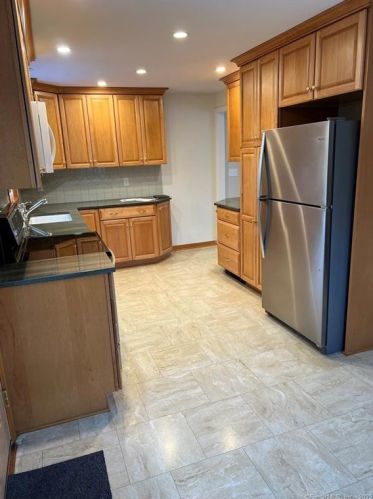 19 Greenwood Ln, Huntington CT  06484-2407 exterior