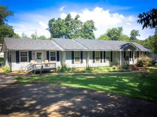 19 Bowden St, Commerce, GA 30529-2405