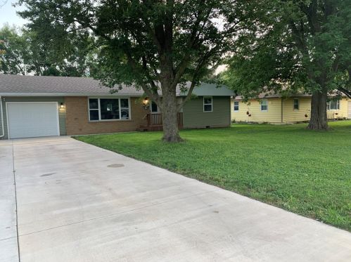 140 2nd Ave, Clifton, IL 60927-9026