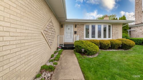 1016 Beechwood Dr, Mount Prospect, IL 60056-4136
