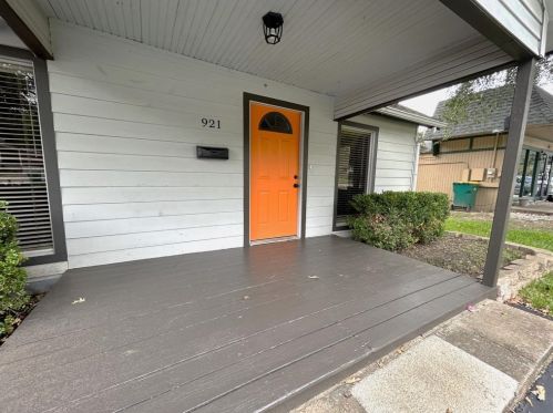 921 Lewis St, Conroe TX  77301-2217 exterior