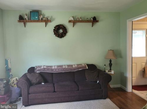 37 Longwood Dr, Trenton NJ 08620-2415 exterior