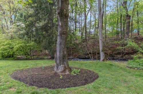 1 Mckendry Ct, Norwalk CT  06853-1018 exterior